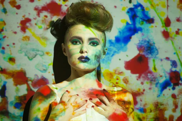 Retrato criativo, mulher da moda com imagem colorida em seu rosto — Fotografia de Stock