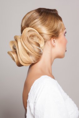 retro saç modeli ile güzel kız portresi