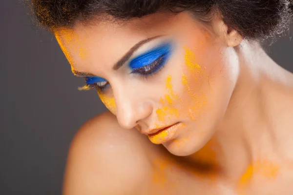 Maquilhagem de moda com sombras de areia coloridas, close up studio shot — Fotografia de Stock