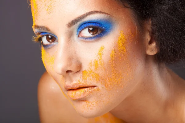 Trucco di moda con ombre di sabbia colorate, riprese da vicino in studio — Foto Stock