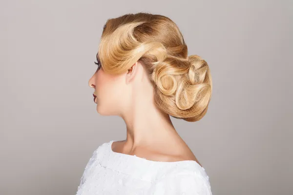 Retrato de menina bonita com penteado retro — Fotografia de Stock