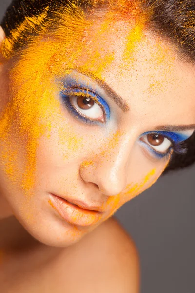 Maquilhagem de moda com sombras de areia coloridas, close up studio shot — Fotografia de Stock