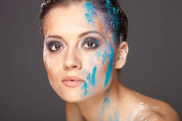 Trucco di moda con ombre di sabbia colorate, riprese da vicino in studio — Foto Stock