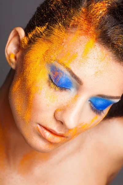 Maquilhagem de moda com sombras de areia coloridas, close up studio shot — Fotografia de Stock