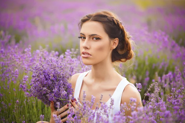 ラベンダー畑で美しい女性のロマンチックな肖像画 — ストック写真