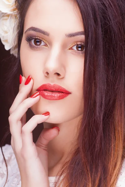 Belleza moda modelo chica con hermoso pelo largo, close-up studio shoot —  Fotos de Stock