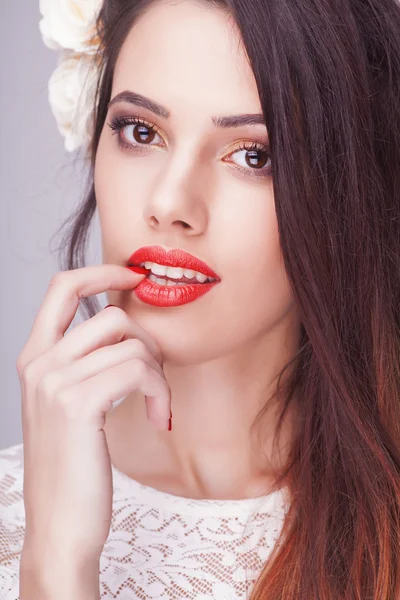 Beauty Fashion Model Girl com cabelo longo bonito, close-up estúdio atirar — Fotografia de Stock