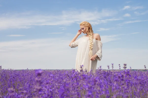 Romantisk portrett av en vakker kvinne på lavendelbanen – stockfoto