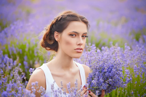 Retrato romântico de mulher bonita no campo de lavanda — Fotografia de Stock