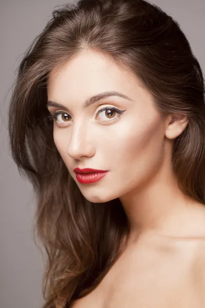 Beauty Fashion Model Girl with beautiful long hair, close-up studio shoot — Stock Photo, Image
