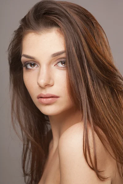 Skönhet mode modell tjej med vackra långa hår, närbild studio shoot — Stockfoto