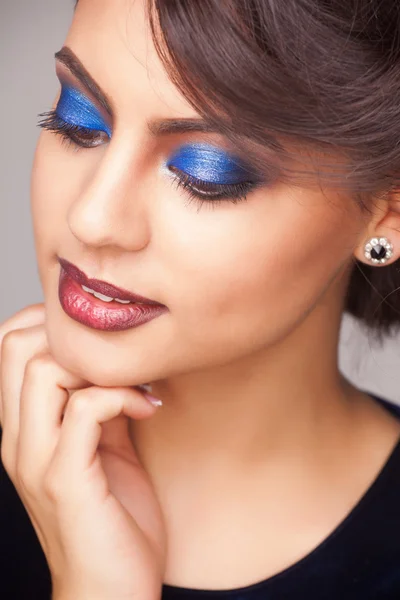 Schöne Indianerin mit lockigem Haar im blauen Kleid — Stockfoto