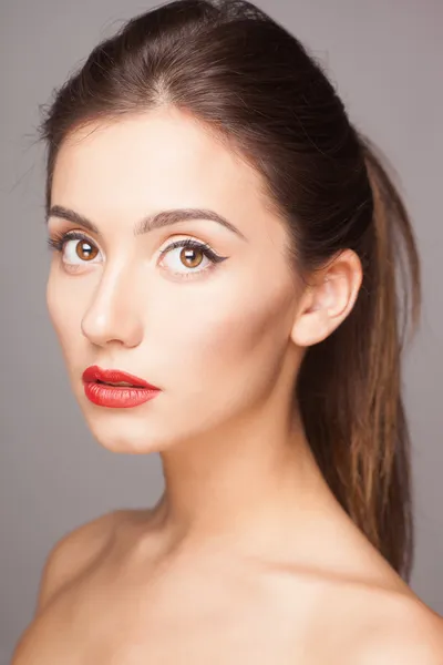 Beauty Fashion Model Girl com cabelo longo bonito, close-up estúdio atirar — Fotografia de Stock