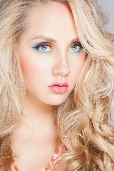 Hermoso cabello rubio, retrato de una joven con maquillaje de color —  Fotos de Stock