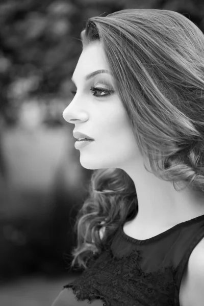 Beautiful portrait of a fashion lady outdoor, close-up shoot — Stock Photo, Image