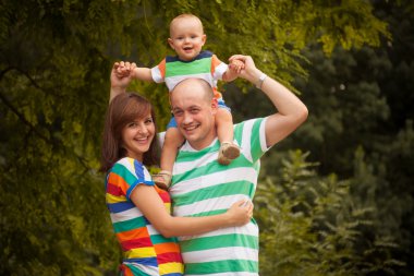 mutlu bir aile açık havada bir yaz gününde eğleniyor.