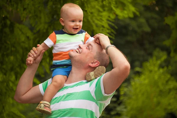 Lyckliga familjen ha roligt utomhus på en sommardag — Stockfoto