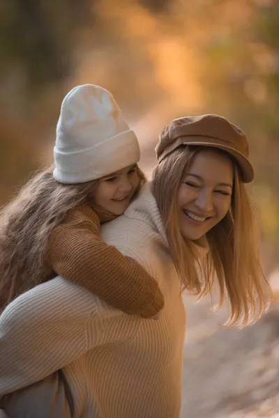 秋の公園でお母さんと女の子 — ストック写真