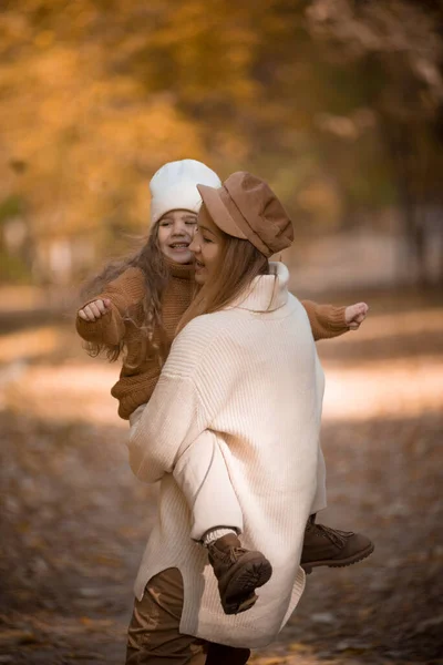 Menina Com Mather Outono Park — Fotografia de Stock