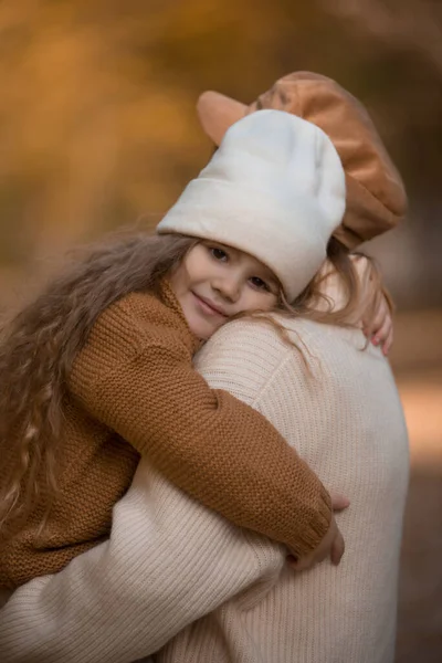Little Girl Mather Autumn Park — Stock Photo, Image