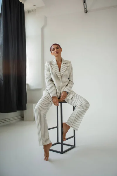 Schöne Und Sexy Frau Einem Klassischen Anzug Isoliert Auf Weiß — Stockfoto