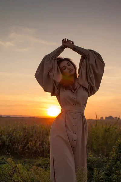 Jovem Bela Mulher Feliz Passar Tempo Natureza — Fotografia de Stock