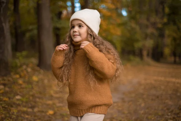 Meisje Poseren Met Bladeren Herfst Park — Stockfoto