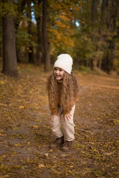女孩在秋天公园里摆姿势与树叶 — 图库照片