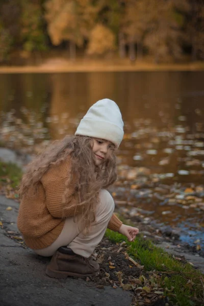 Ragazza Posa Con Foglie Nel Parco Autunnale — Foto Stock