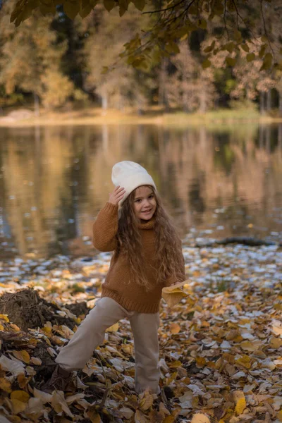 Flicka Poserar Med Löv Höst Parken Stockfoto