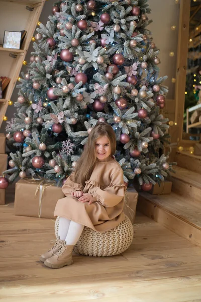 Glad Upphetsad Flicka Barn Håller Jul Presentförpackning — Stockfoto