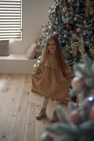 Feliz Niña Emocionada Sosteniendo Caja Regalo Navidad — Foto de Stock