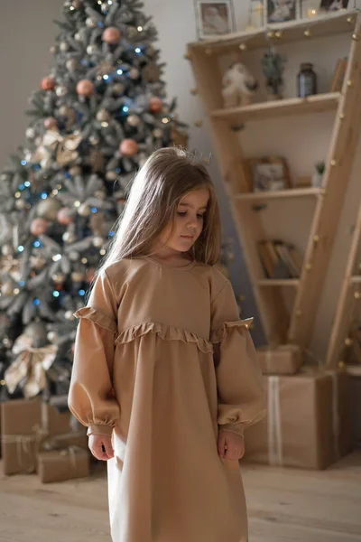 Feliz Niña Emocionada Sosteniendo Caja Regalo Navidad — Foto de Stock