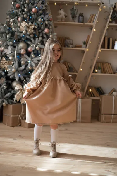 Feliz Menina Animado Criança Segurando Caixa Presente Natal — Fotografia de Stock