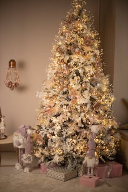 Güzel dekore edilmiş Noel odası 