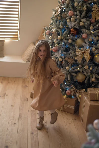 Щаслива Збуджена Дівчинка Яка Тримає Різдвяну Подарункову Коробку — стокове фото