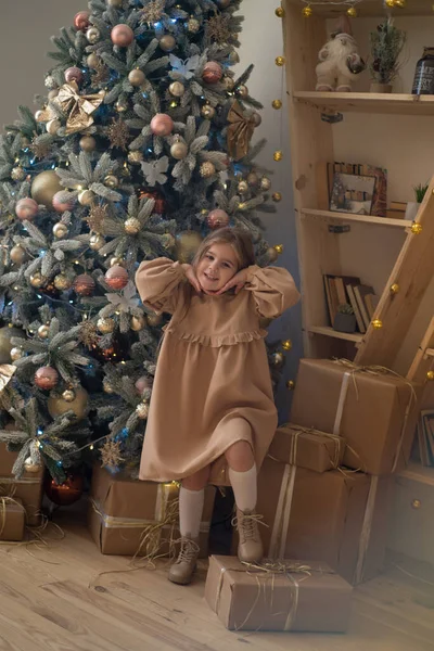 Heureuse Fille Excitée Enfant Tenant Boîte Cadeau Noël — Photo