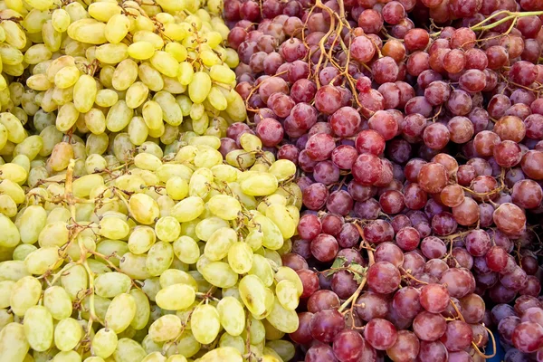 Ein Bund frischer weißer und roter Bio-Trauben — Stockfoto