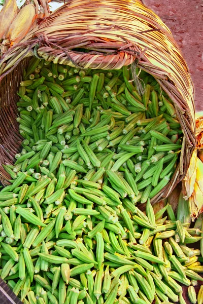 Orgânico Okra derramamento de uma cesta — Fotografia de Stock