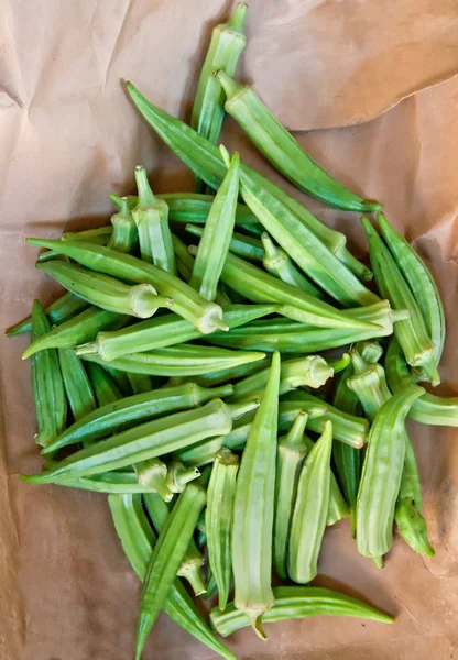 Okra organicznych na paper bag — Zdjęcie stockowe