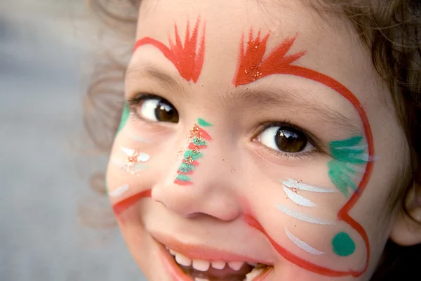 Meisje met gezicht schilderen opzoeken — Stockfoto
