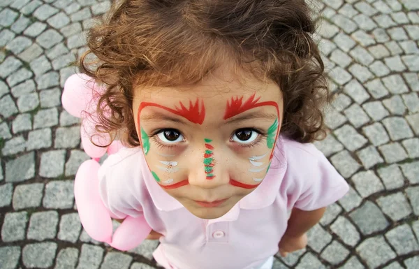 Meisje met gezicht schilderen opzoeken — Stockfoto