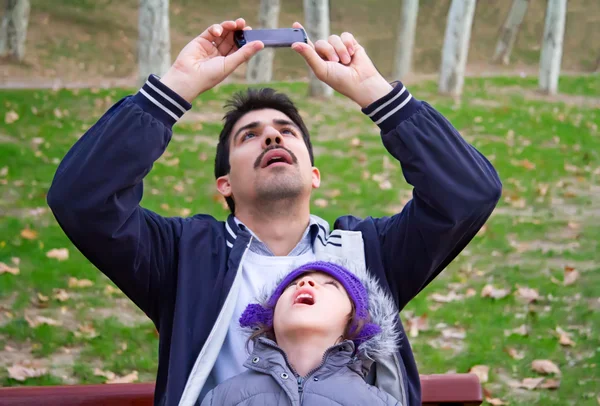 Vater und Tochter beim Fotografieren — Stockfoto