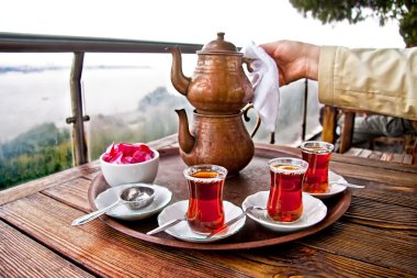 Arkadaş grubu geleneksel Türk çay içme