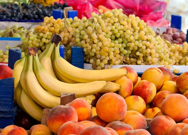 Melocotones, uvas y plátanos orgánicos frescos —  Fotos de Stock