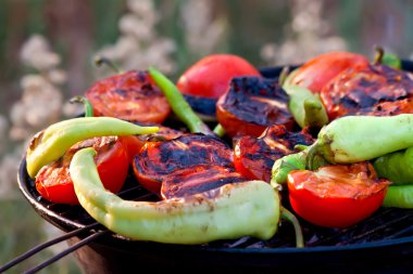 domates ve biber barbekü ızgara balık