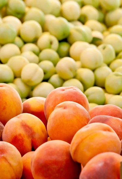 新鲜有机桃和油桃 — 图库照片