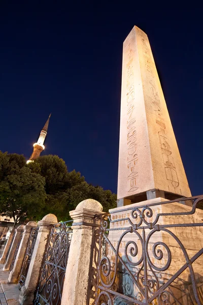 Dikilitaş ve Sultanahmet Camii minaresi — Stok fotoğraf