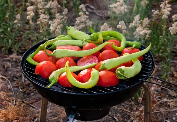 Tomato and Peppers Fish Grilling On BBQ — Stock Photo, Image