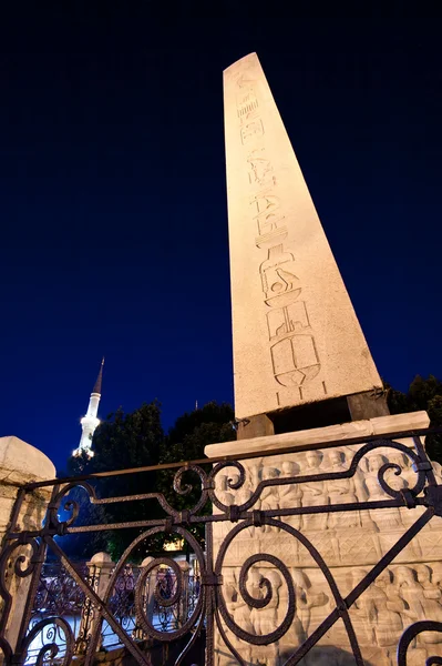 Dikilitaş ve Sultanahmet Camii minaresi — Stok fotoğraf